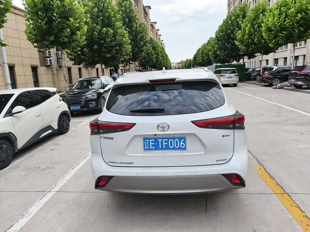 Toyota Highlander 2024 2.5L Luxury 7 мест