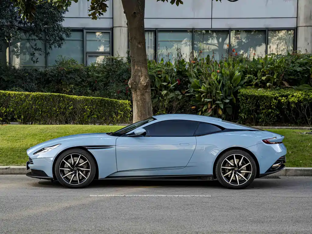 ASTON MARTIN DB11