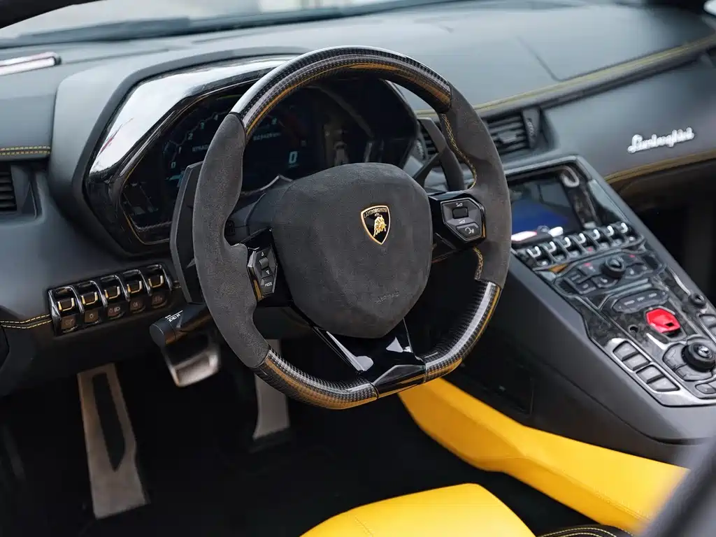 LAMBORGHINI AVENTADOR