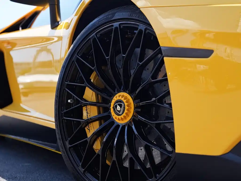 LAMBORGHINI AVENTADOR