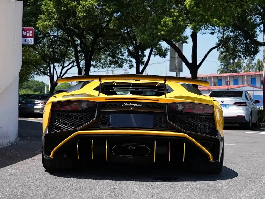 LAMBORGHINI AVENTADOR
