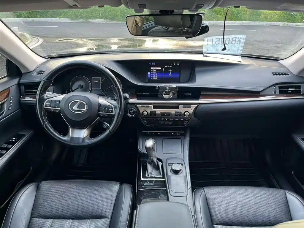 Lexus ES 2015 300h Luxury