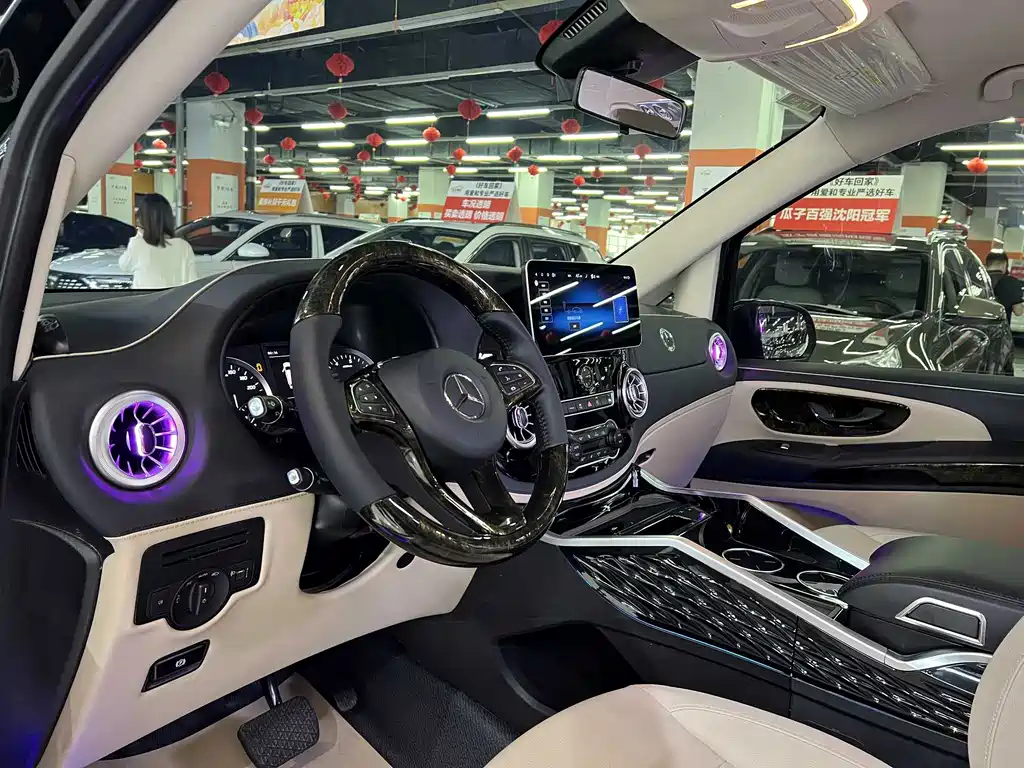 Mercedes-Benz Vito 2023 2.0T Elite 7 мест
