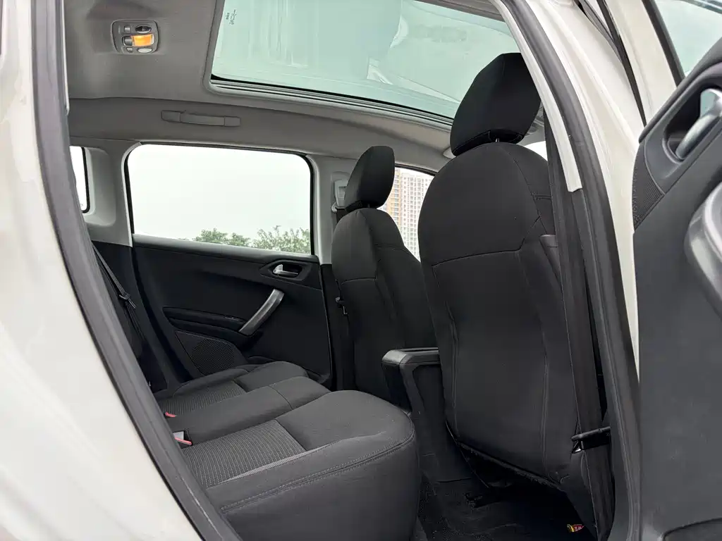 Peugeot 2008 — миниатюра 12