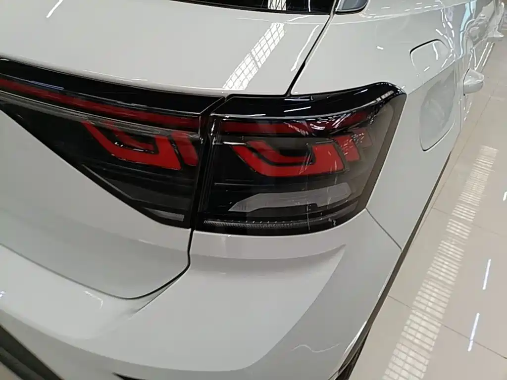 Volkswagen T-Roc — миниатюра 8