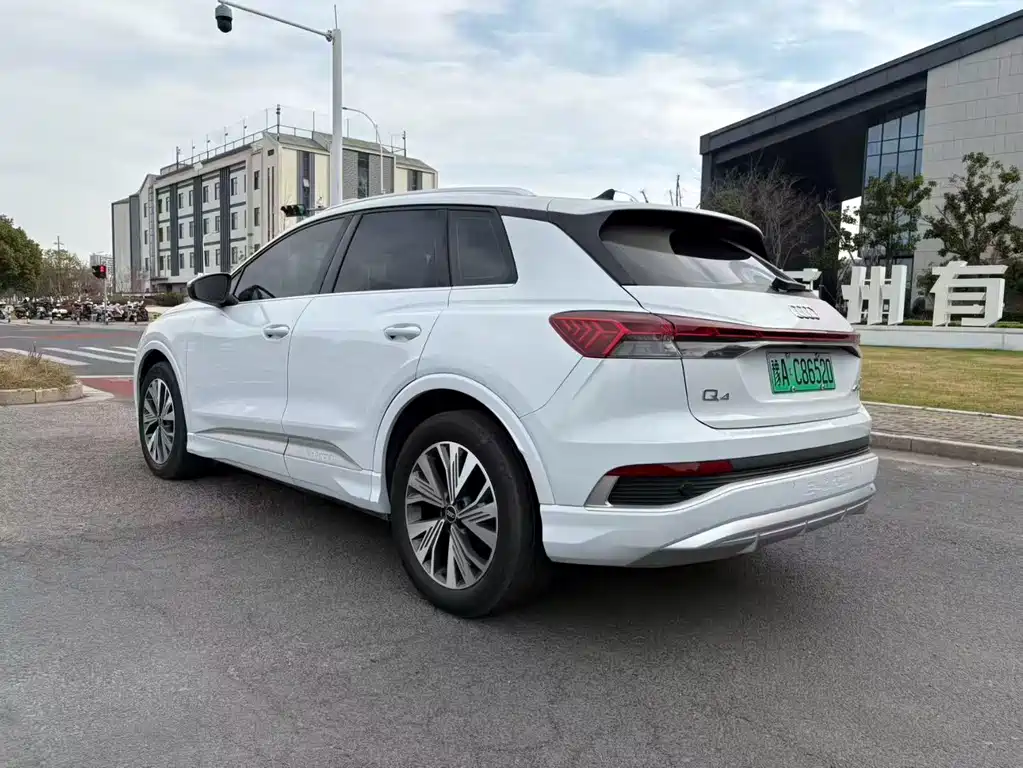 AUDI Q4 E TRON
