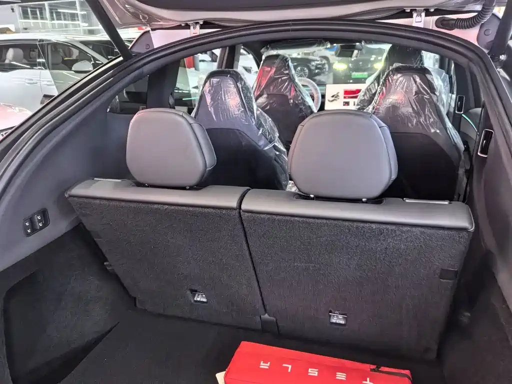 Tesla Model Y L — миниатюра 8