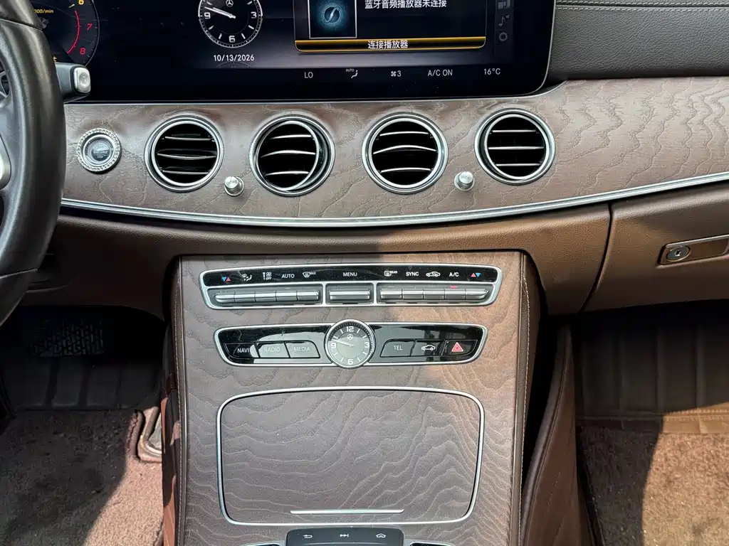 Mercedes-Benz E-Class — миниатюра 10