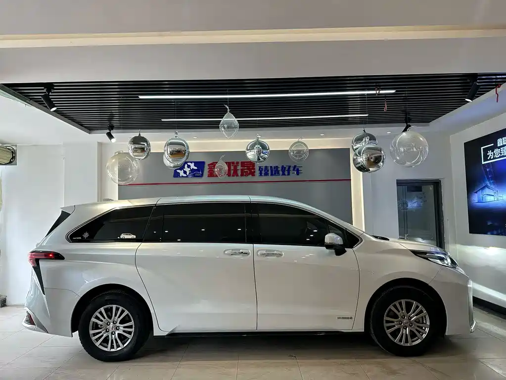 Toyota Sienna — миниатюра 3