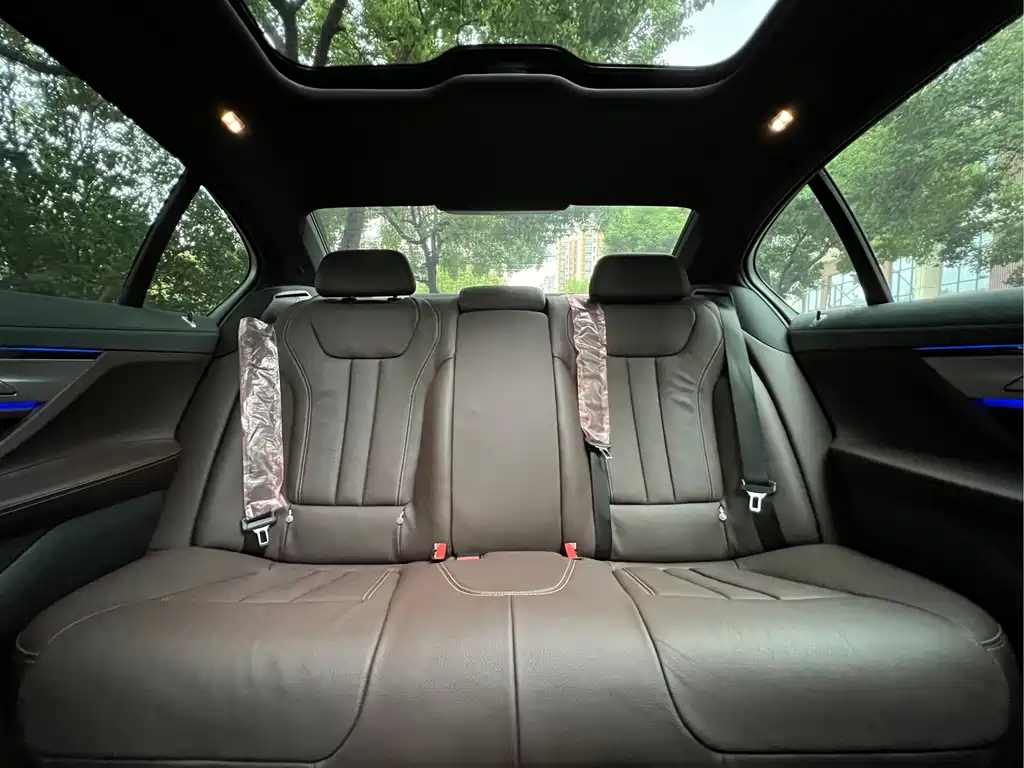 BMW 7 Series — миниатюра 13