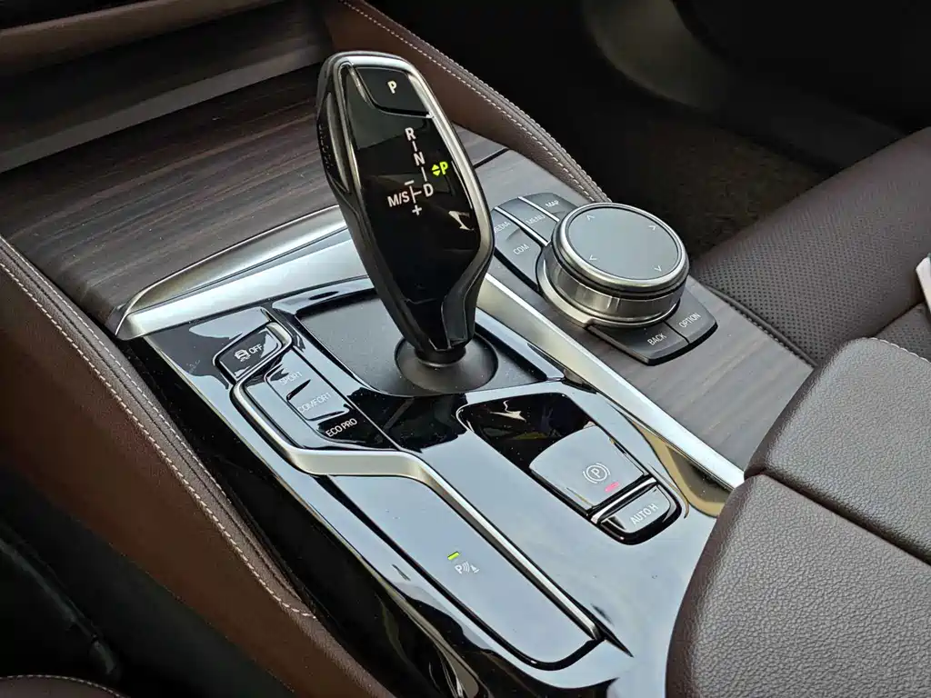 BMW 5 Series — миниатюра 12