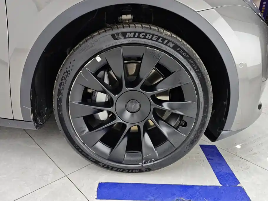 Tesla Model Y — миниатюра 6
