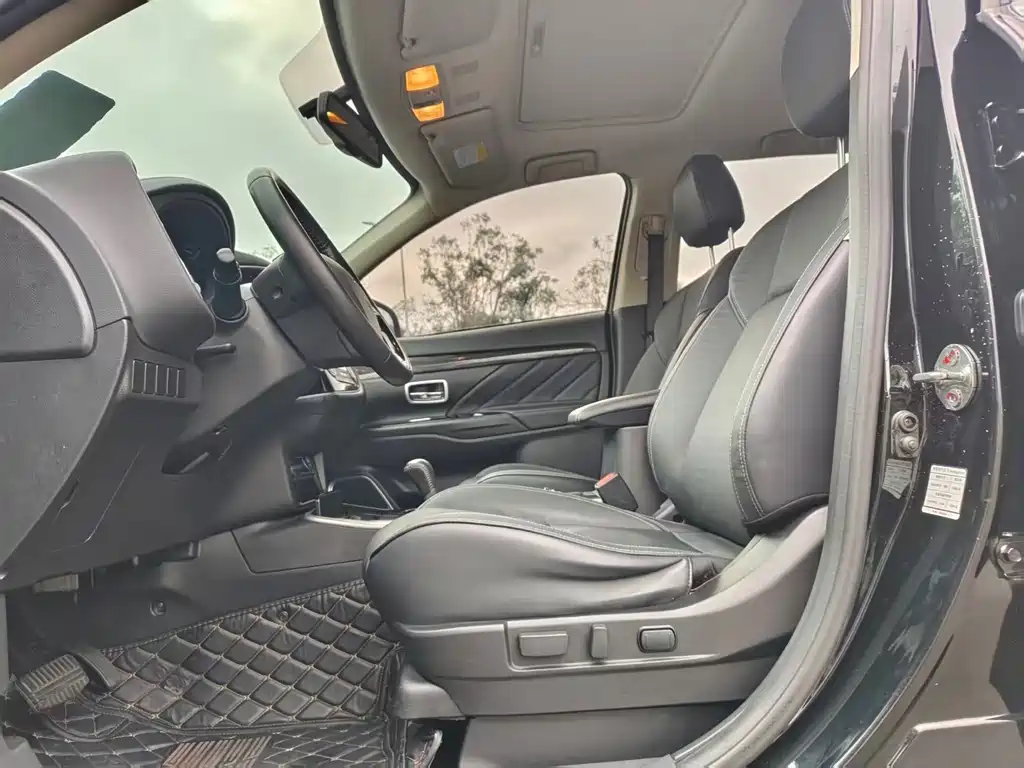 MITSUBISHI OUTLANDER