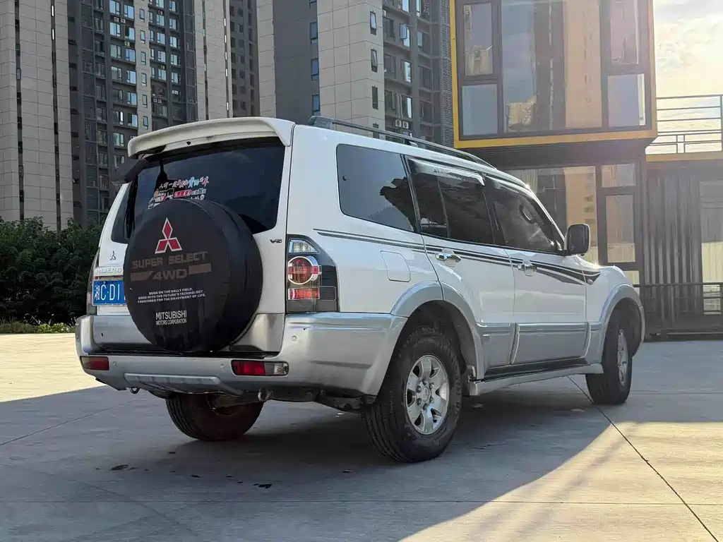 Mitsubishi Pajero — миниатюра 6