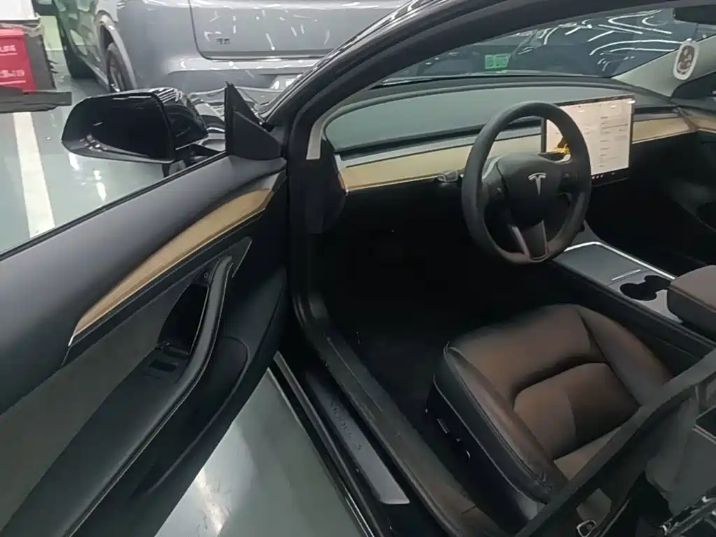 Tesla Model 3 — миниатюра 16