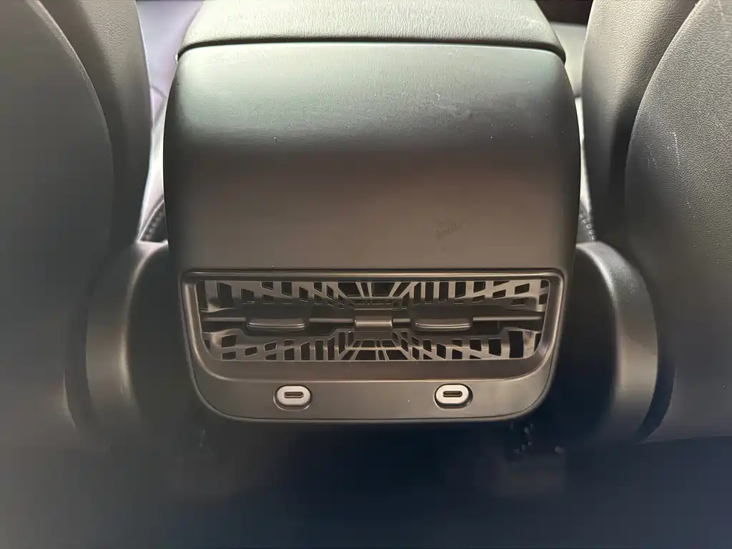 Tesla Model Y — миниатюра 16