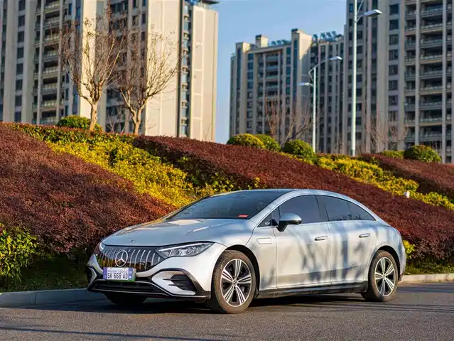 MERCEDES-BENZ EQE 2025