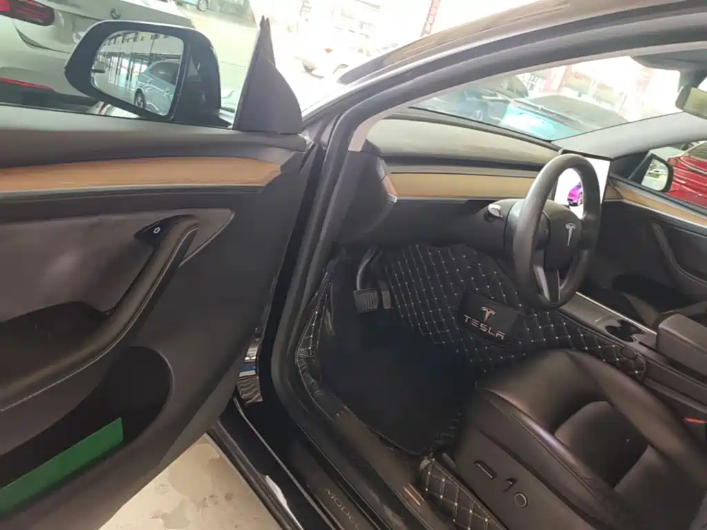 Tesla Model Y — миниатюра 16