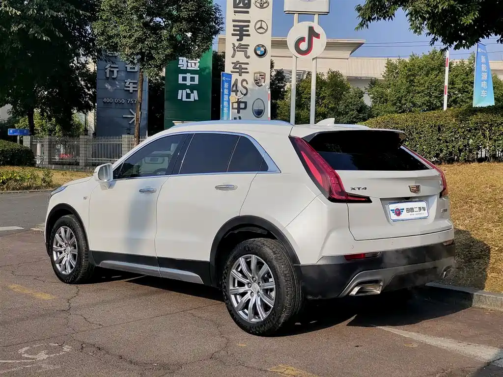 CADILLAC XT4