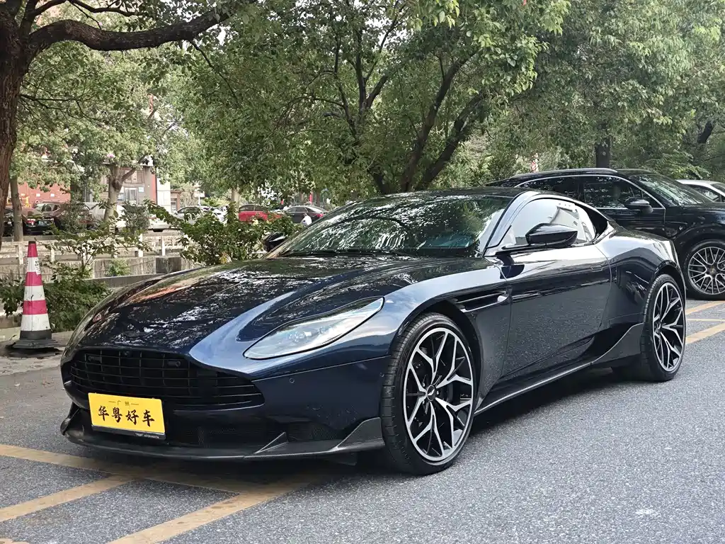 Aston Martin DB11 2022