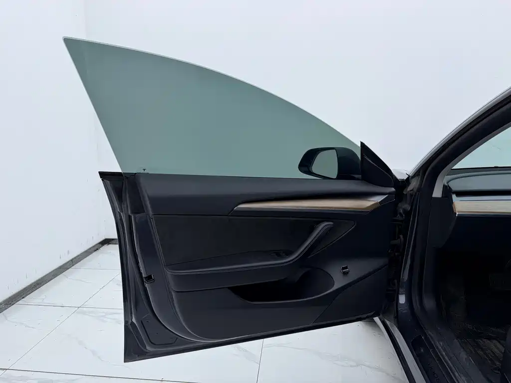 Tesla Model 3 — миниатюра 7