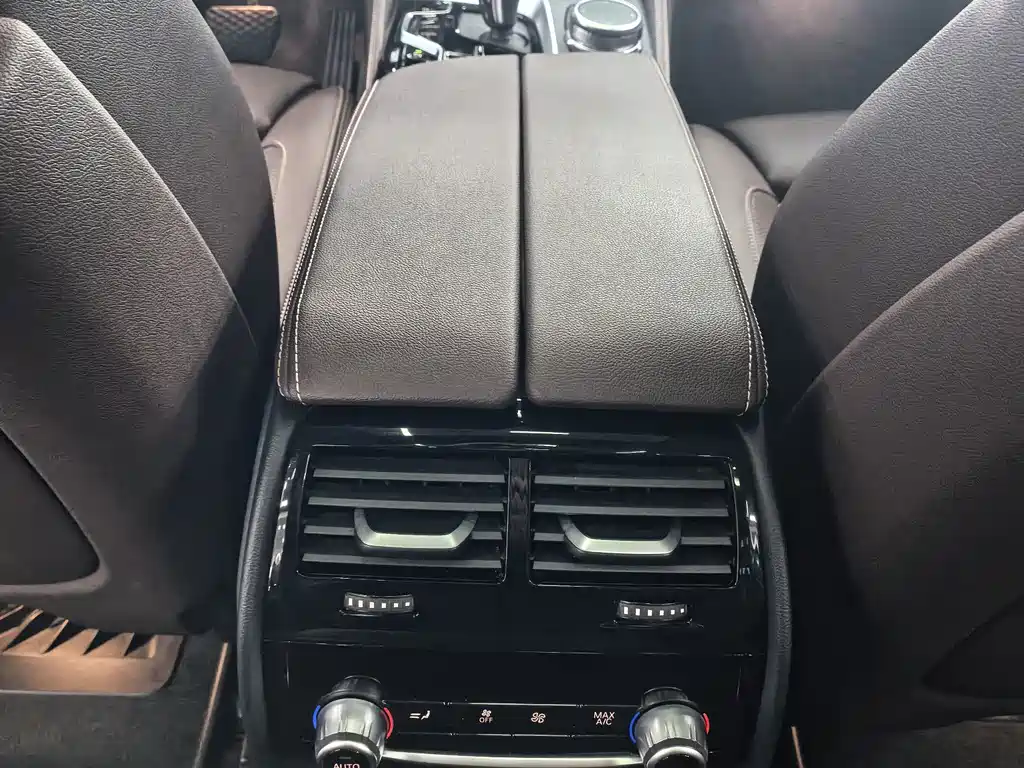 BMW 5 Series — миниатюра 12