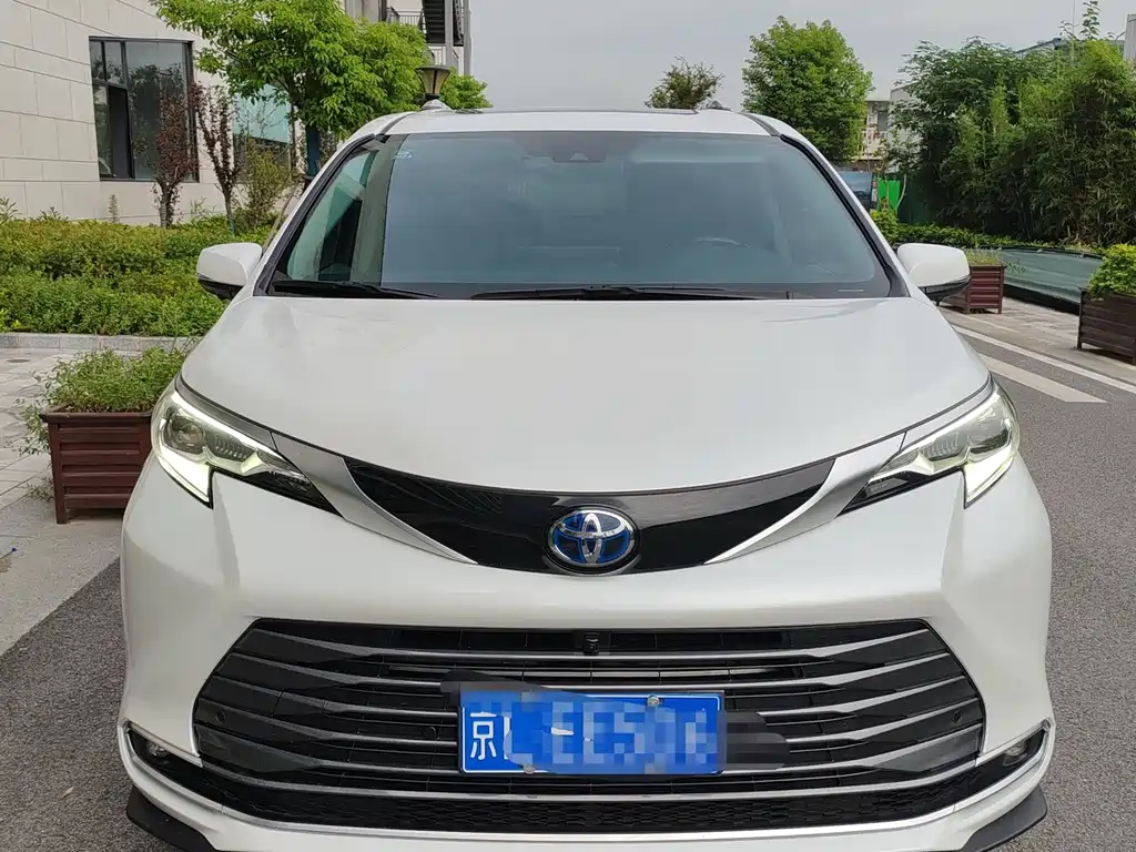 Toyota Sienna — миниатюра 2