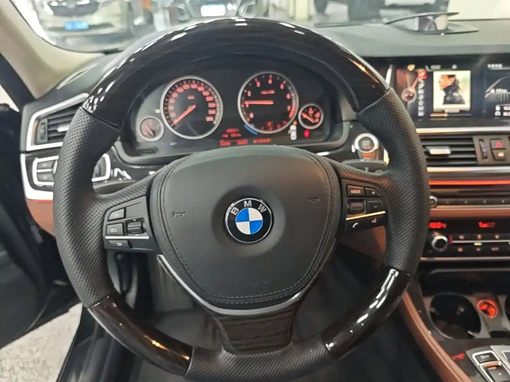 BMW 5 Series — миниатюра 11