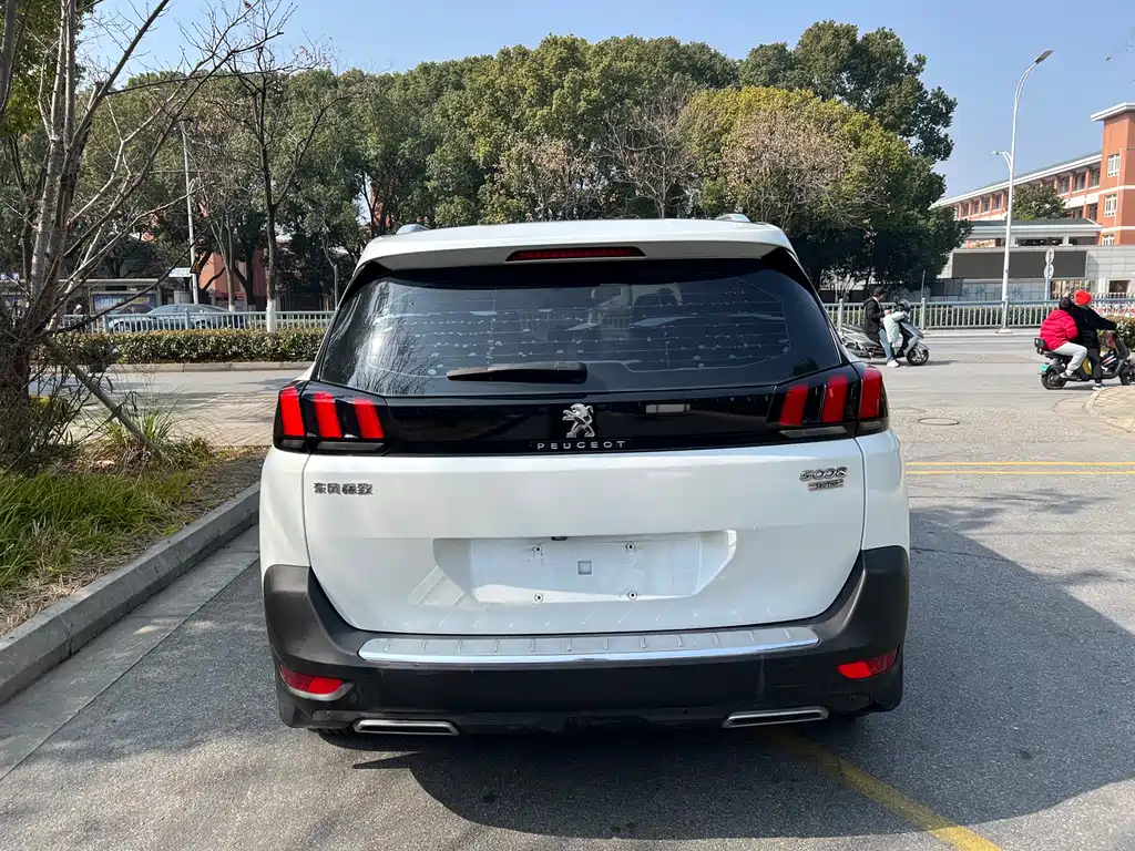 PEUGEOT 5008