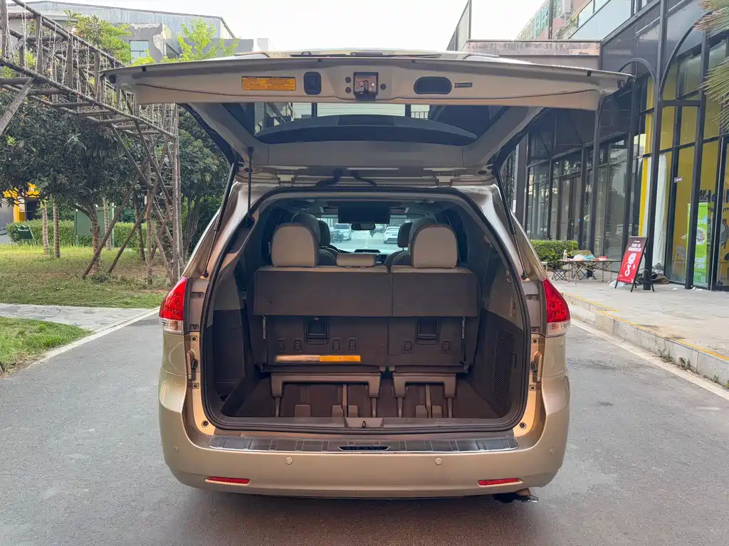 Toyota Sienna — миниатюра 21