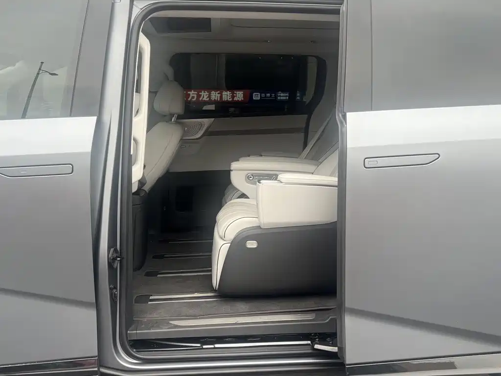 XPeng X9 — миниатюра 12