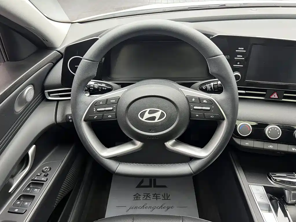 Hyundai Elantra — миниатюра 10