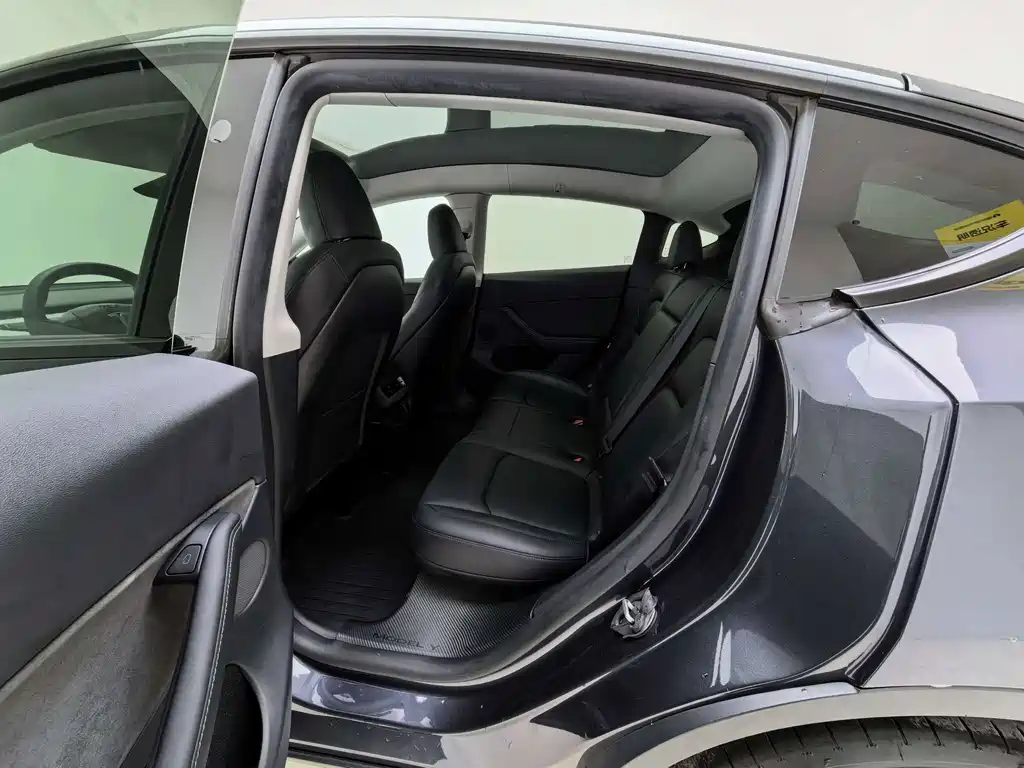 Tesla Model Y — миниатюра 6