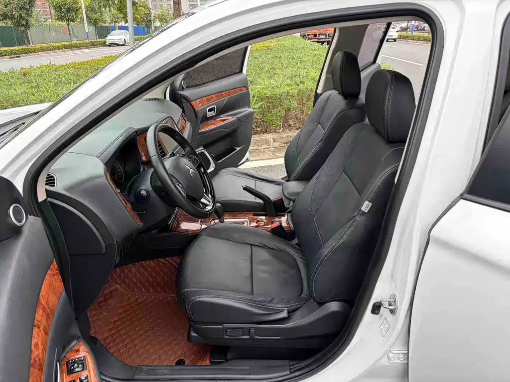 MITSUBISHI OUTLANDER