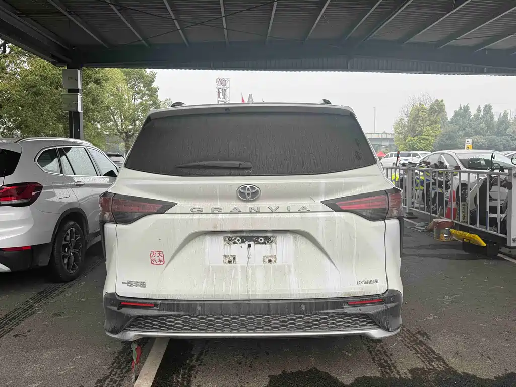 Toyota Granvia — миниатюра 8