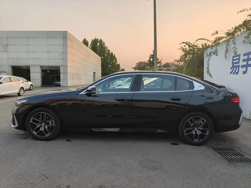 BMW 5 Series — миниатюра 3