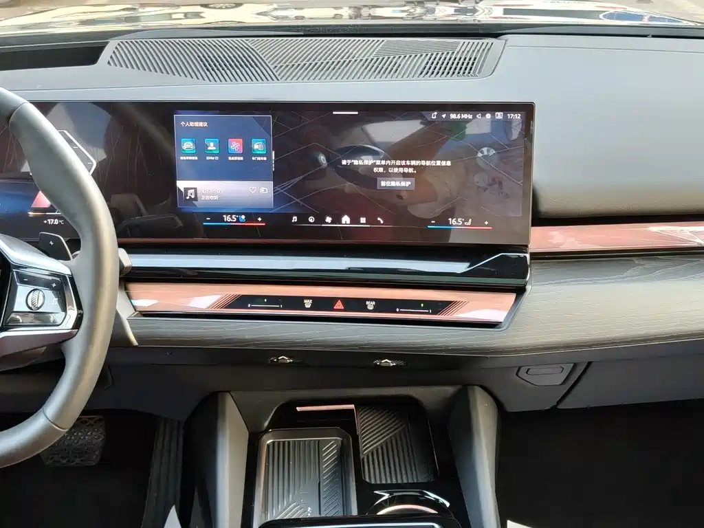BMW 5 Series — миниатюра 11