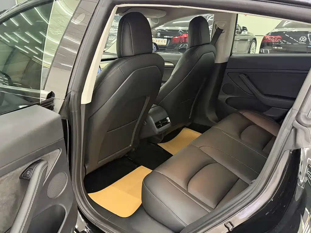 Tesla Model 3 — миниатюра 6