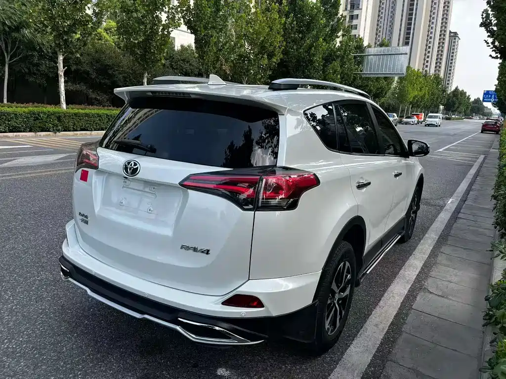 Toyota RAV4 — миниатюра 7