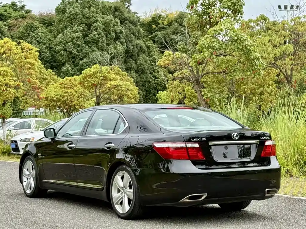 Lexus LS — миниатюра 7