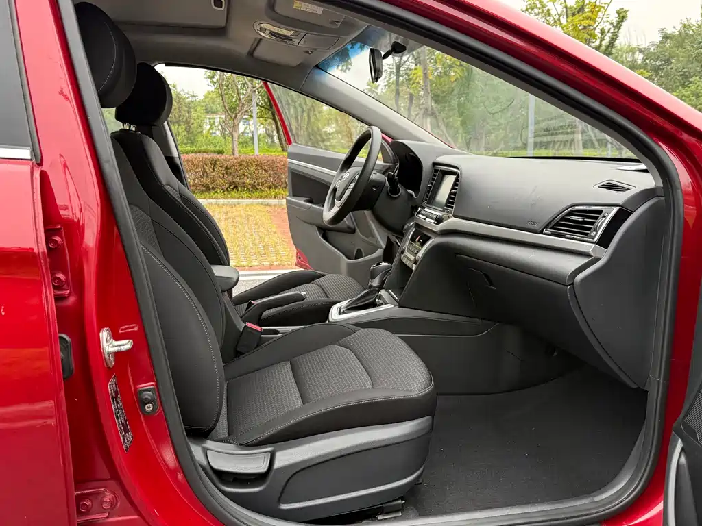Hyundai Elantra — миниатюра 10