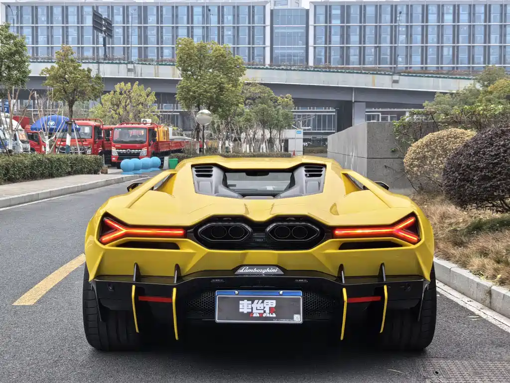 LAMBORGHINI REVUELTO