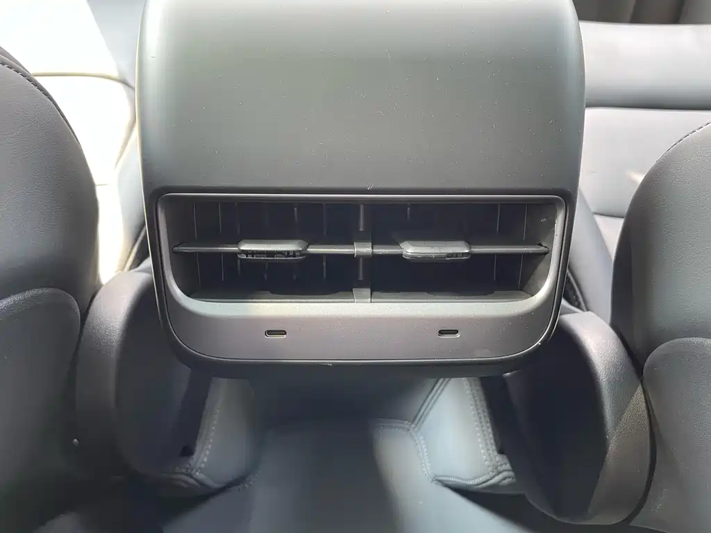 Tesla Model Y — миниатюра 21
