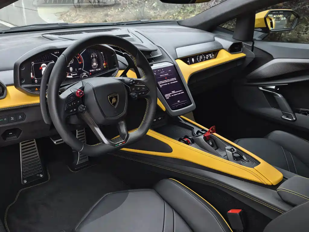 LAMBORGHINI REVUELTO