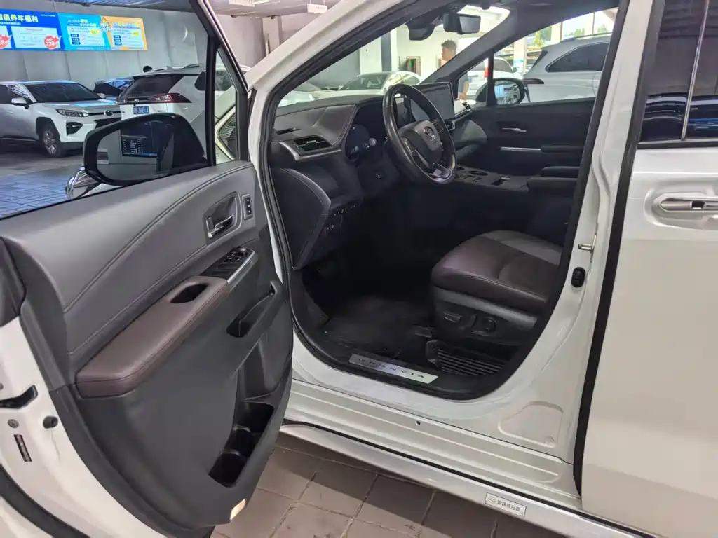 Toyota Granvia — миниатюра 5