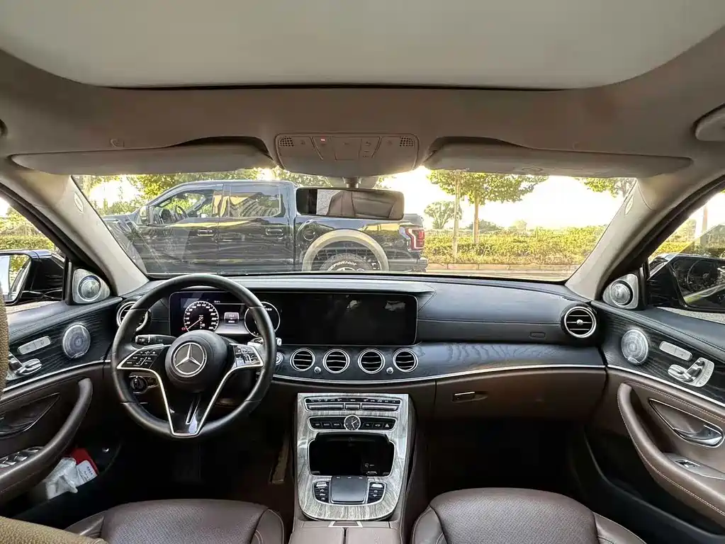 Mercedes-Benz E-Class — миниатюра 6