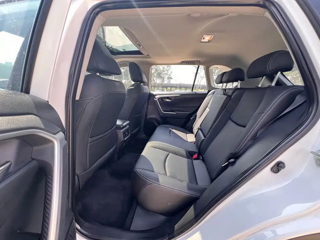 Toyota RAV4 — миниатюра 9