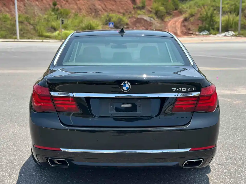 BMW 7 Series — миниатюра 8