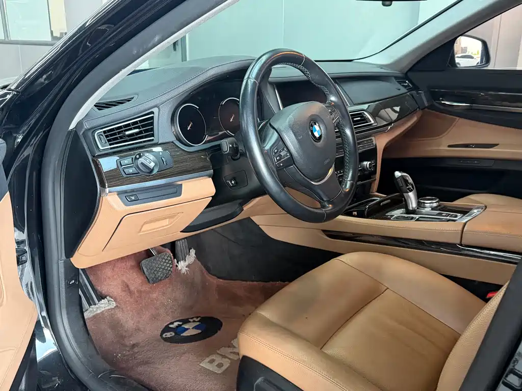 BMW 7 Series — миниатюра 6
