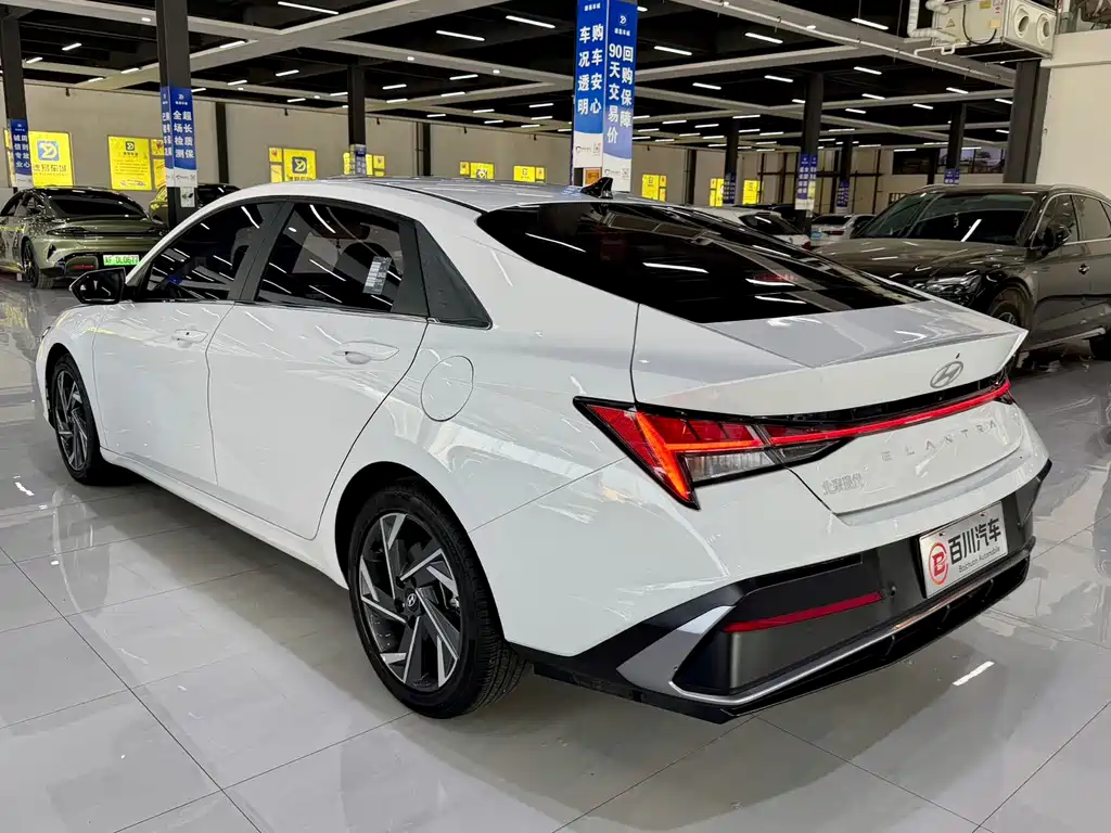 Hyundai Elantra — миниатюра 10